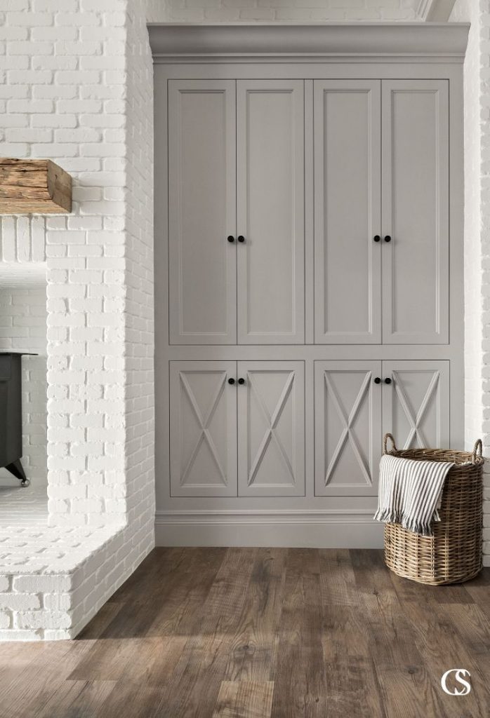 The best cabinet design for your home is one that fits your needs! A great way to reduce living room clutter is with built-in cabinets like these tucked out of the way.