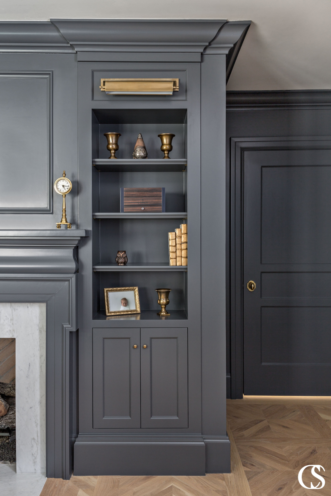 As with most colors, the variations in shade, tone, and vibrance of the color blue are nearly endless—so the warm, antique brass hardware that matches so beautifully with the deep dusty blue found in the office builtins below may not work as well on the kitchen island you see next