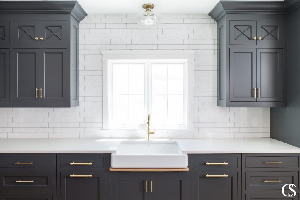 What does it take to create beautiful custom kitchen cabinets? For this kitchen the quality of the construction is added to by an incredible soft black and gorgeous brass hardware.