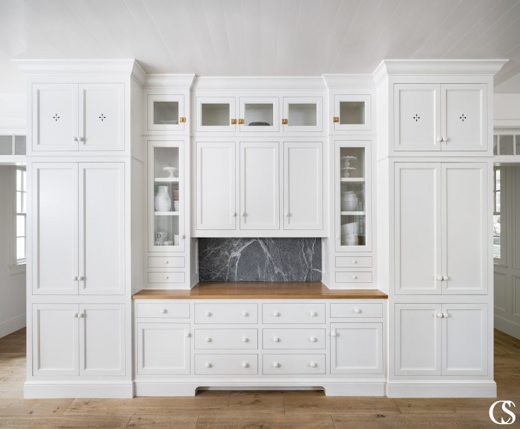 It's both the structure and design details that make for the best custom cabinets for your kitchen. With several sizes of drawers and cupboards, multiple door designs and hardware types, this white kitchen cabinet has everything you'd ever need to satisfy both.