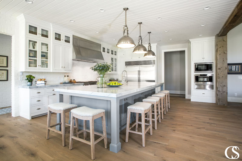 Spending time in the kitchen should be about more than just preparing food and checking a menial task off a never-ending to-do list. The best custom cabinets for your kitchen will help you do that.