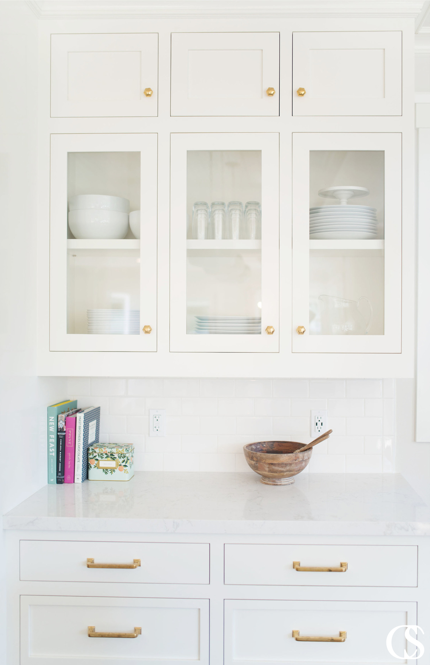 Shaker style cabinets are a popular choice for some of the best custom kitchen cabinets today. The doors feature a simple and flat rectangular profile, usually paired with a flat center panel, achieving a simple, but timeless look.
