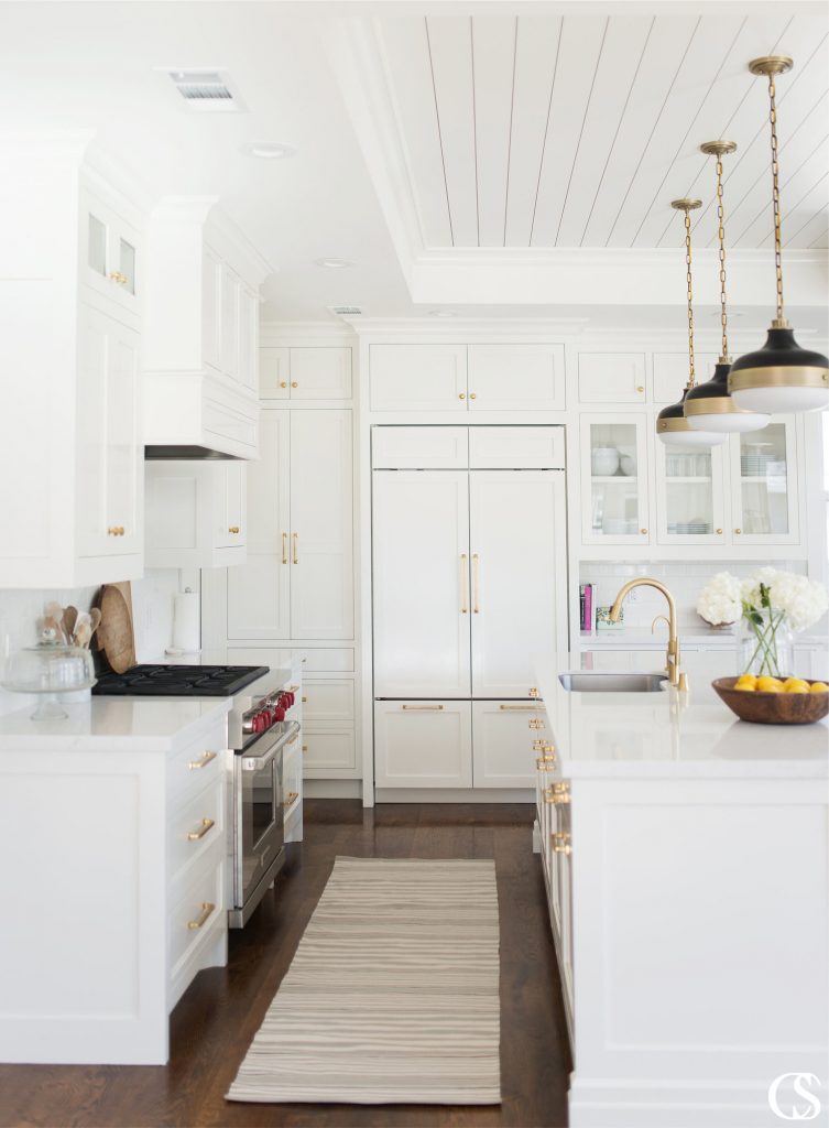 How do you make the best white kitchen cabinet design unique? One great way is to add hardware that pops but that visually leads your eye through the space to each beautiful piece of built-in cabinetry.