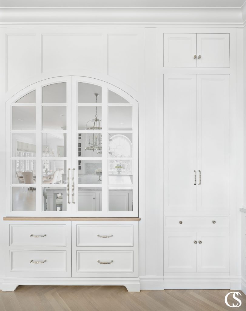 Love the look of a kitchen hutch but actually want built in custom cabinets in your kitchen? Yeah, we've got you covered.