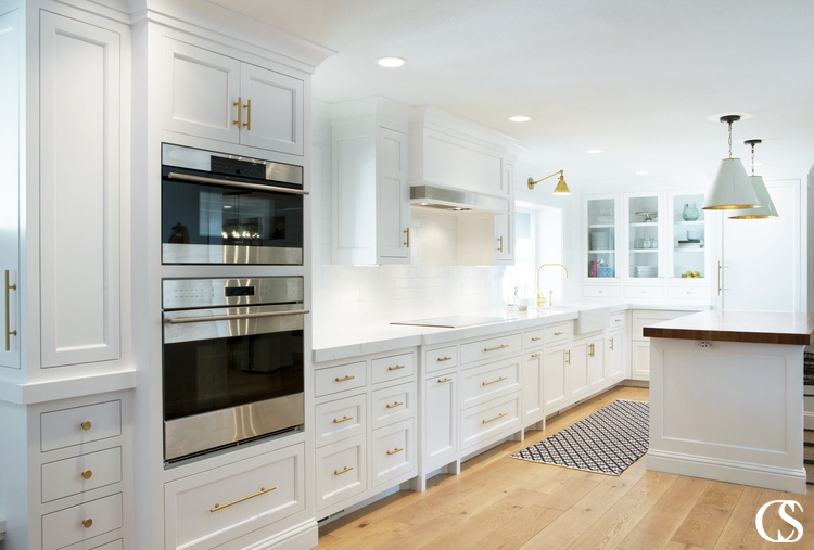 The cabinets in this custom kitchen are varied enough to hold every kitchen gadget under the sun. A variety of drawers and cupboards is super important so your kitchen can serve you best!