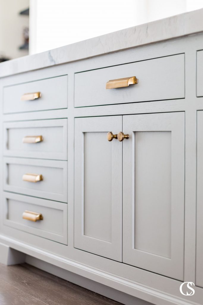 Most will instinctively place a knob on a door and a pull on a drawer. It’s a traditional formula that works well in most spaces, regardless of overarching style choice