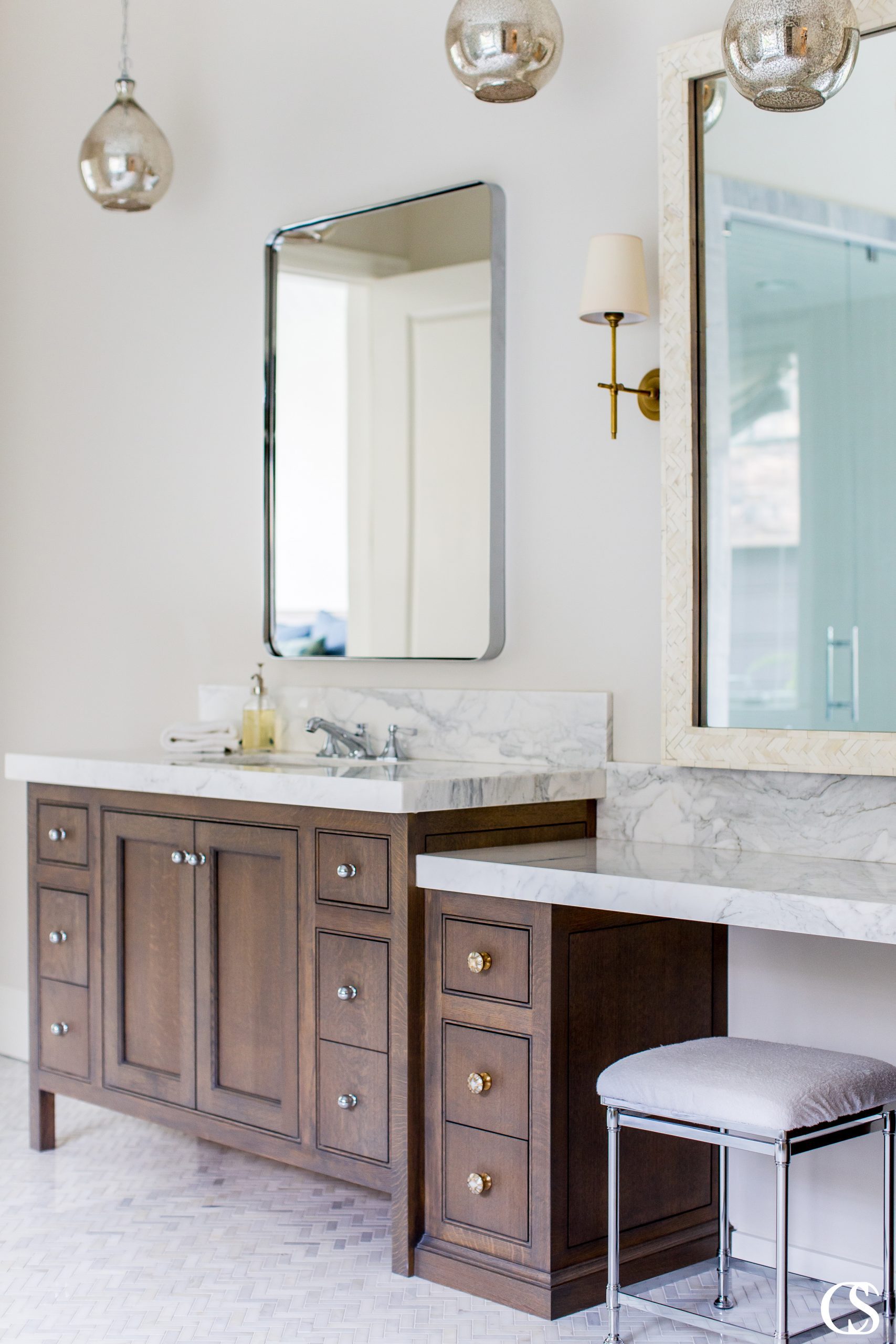 Breaking up a two sink bathroom cabinet design with a shorter vanity in the middle adds a ton of visual interest to your bathroom.